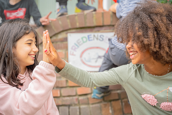 Bild von spielenden Kindern auf dem Schulhof