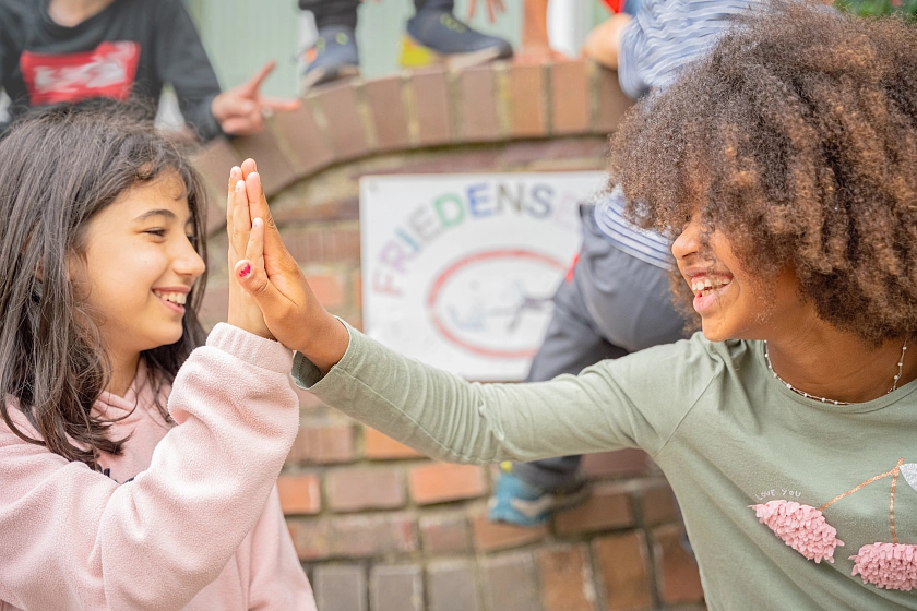 Bild von spielenden Kindern auf dem Schulhof
