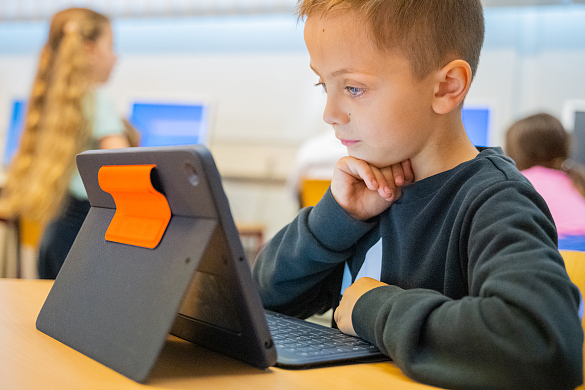 Bild eines Kindes am iPad